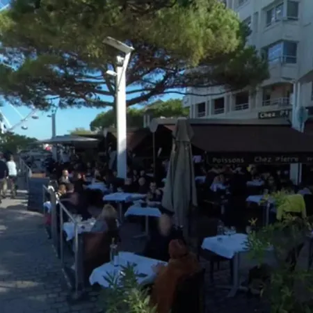 T2 Full Centre At 7 Min From The *